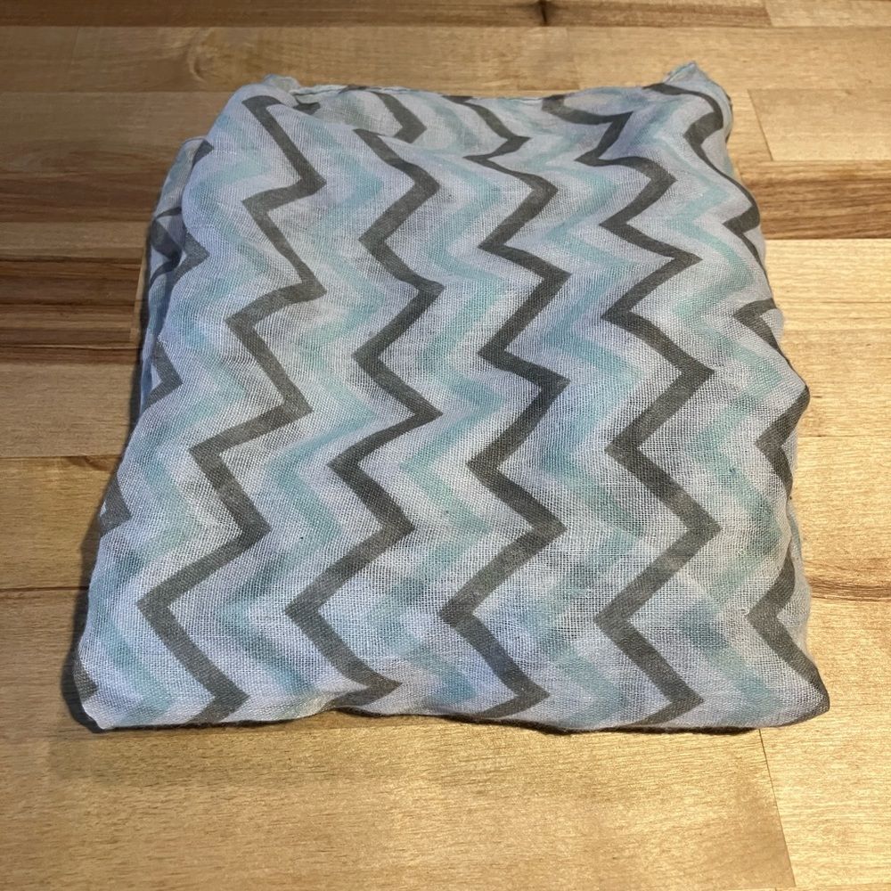 Beautiful mint green/taupe infinity scarf, excellent condition chevron design - Picture 3 of 5
